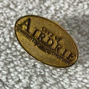 5/$35 Vintage City Of Airdrie Community Opportunities Gold Tone Souvenir Pin